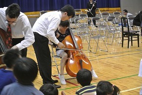 最後は、一人ずつ楽器体験こちらはヴァイオリン。