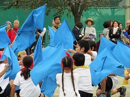 青い旗が校庭によく映えます